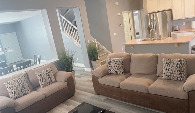 Joyful 5 Bed/3 Bath Home near Summerlin
