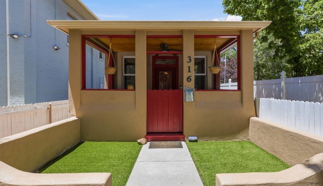 Just 2 Blocks to Historic Downtown Prescott! A Short Walk to Adventure and Fun~!