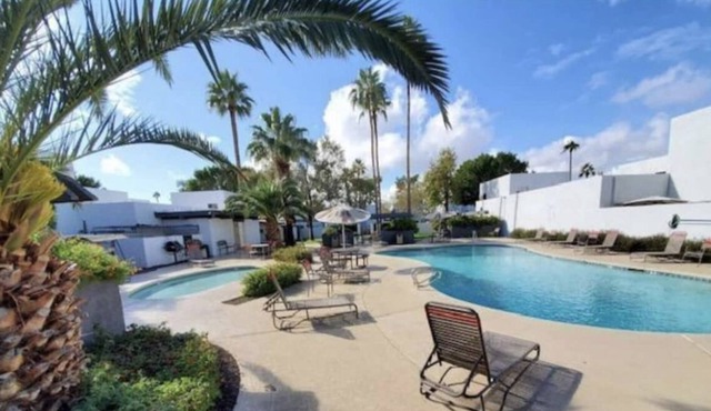 Just Launched - Pool - Kitchen - Location Old Town