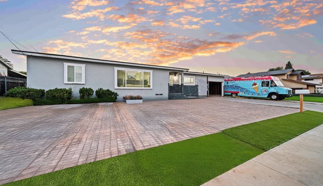 King Bed, 80"TV, Gated Yard, Ranch, 4BR - 2Bth