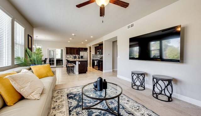 King Bed Keyless Entry Workspace Fast WiFi Chef's Kitchen Central Loc.