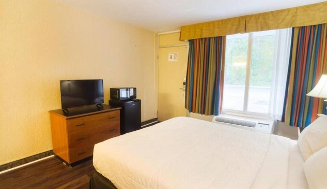 King Bed | Non Smoking | Harriman
