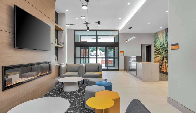 La Quinta Inn & Suites by Wyndham San Jose Airport-Downtown