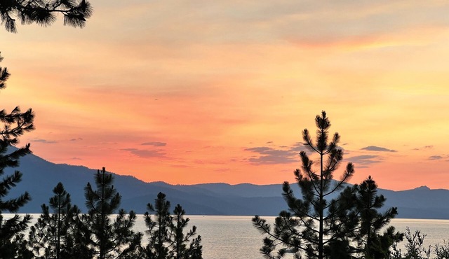 Lake View 4 bdr family home w/hottub