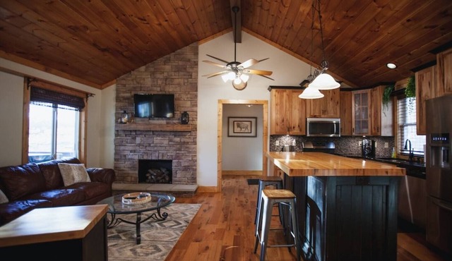 Lakefront Cabin with Hot Tub! in Brookport