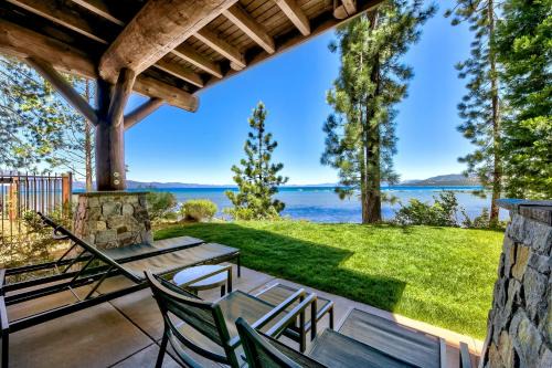 Lakefront Modern Luxury w Hot Tub Fireplace PEAK SS1
