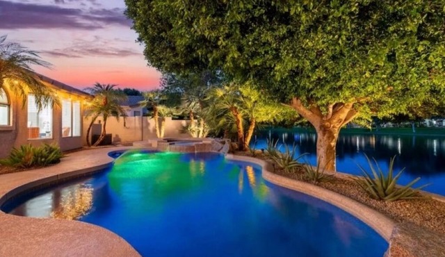 Lakefront Retreat - FREE Heated Pool, Spa, Kayak, Paddleboat, FIRE PIT, Fishing