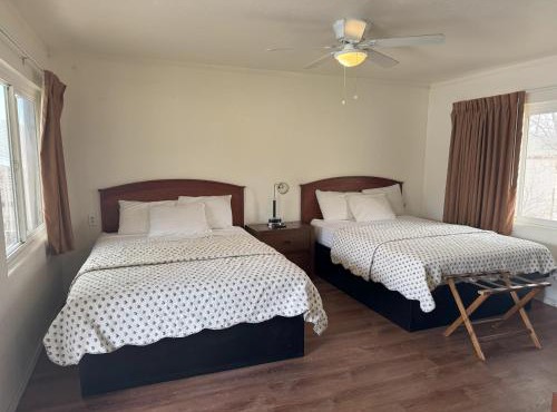 Lakeshore Lodge