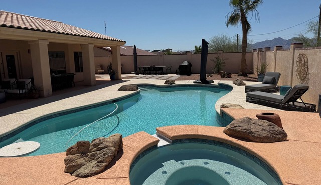 Lakeside Luxe - Private Pool Home