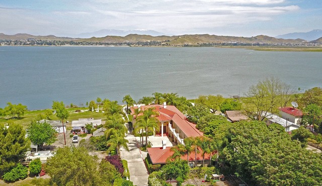 Lakeside Mansion Waterfront Family Reunions + Events!