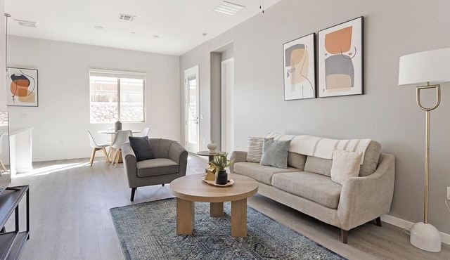 Landing | Chic 2BD, Pool