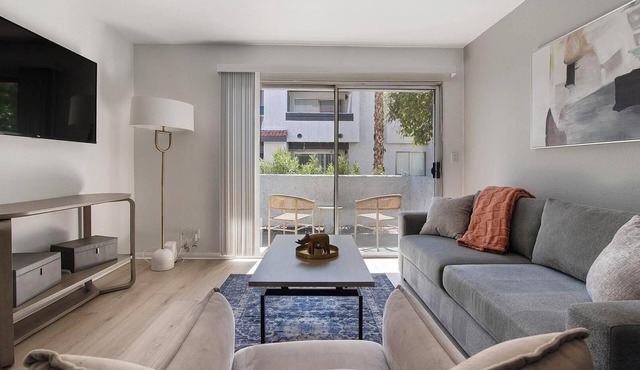 Landing | Stylish 2BD, Courtyard