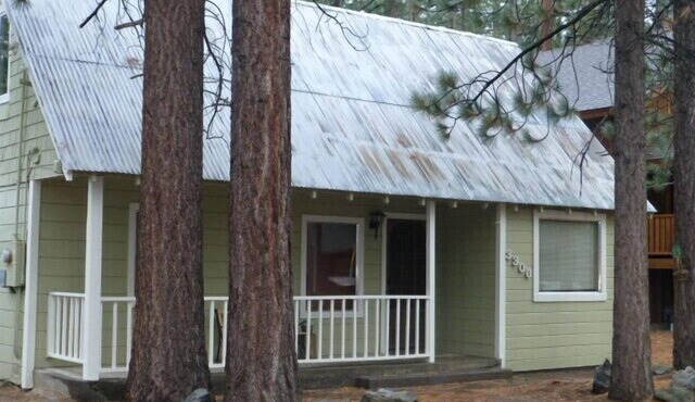 Large family cabin close to everything!