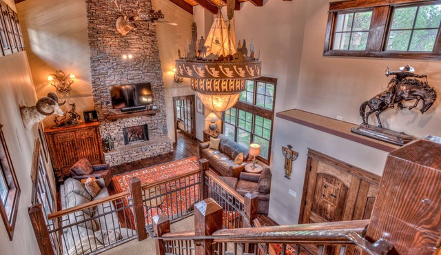 Large Lodge Home, Hot tub, 9 bedroom, 6 bath, Sleeps 20