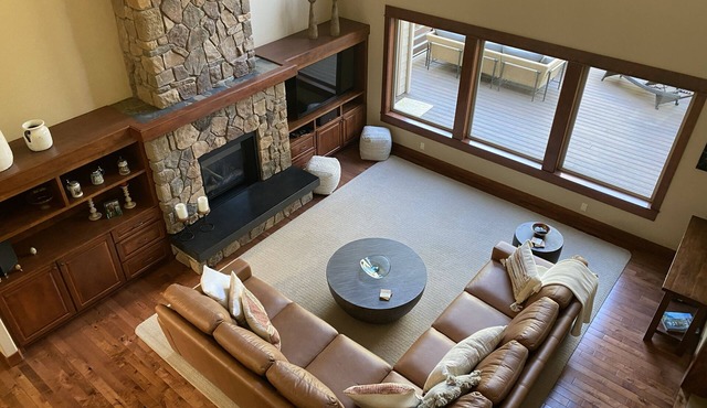 Large luxury home in desirable NW Bend, 30 minutes to world class skiing/snow