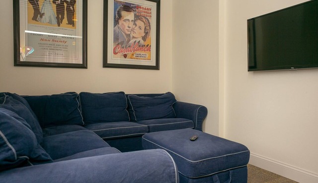 Large, Luxury Two Bedroom w/Health Club in a Fun Neighborhood