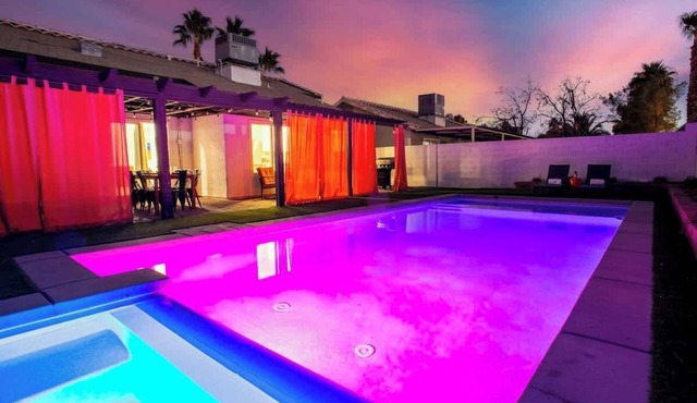 Lavish 6BR w/Pool, Arcade, Pool table & Pingpong!