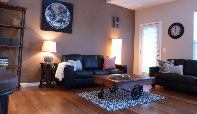 Le Dawn - Luxury, Next to Downtown, Airport, Sleep Train Arena, Pool,Jacuzzi,Gym