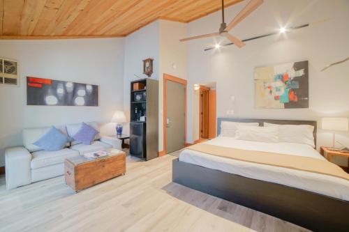 Lodge Room 006