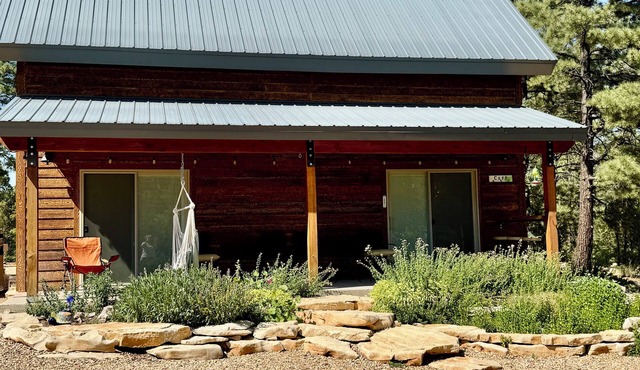 Lovely 2-bedroom cabin bordering Zion's national Park, Close to cable Mountain.