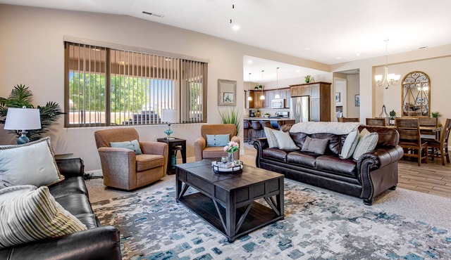 Lovely Retreat with Snow Canyon Views, Shared Pools, Private Hot Tub, AC, WiFi