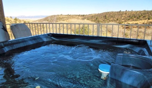 Lovely Vacation Getaway with a Private Hot Tub near Lynx Creek, Arizona