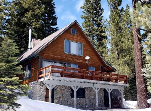 Luminous Lake Cabin Perfect for Groups and Outdoor Activities in Bear Valley, California