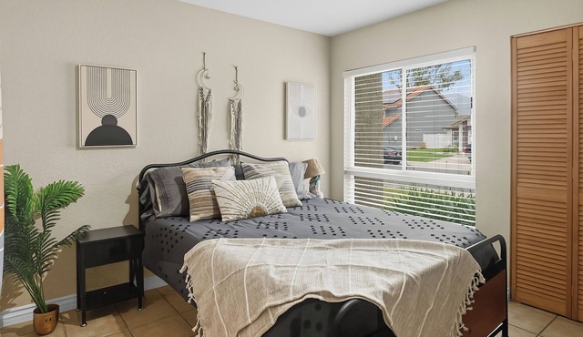 Lux 4BR MV Retreat, Sleeps 12, Fenced Yard, Pet OK, Near Disney & Beaches