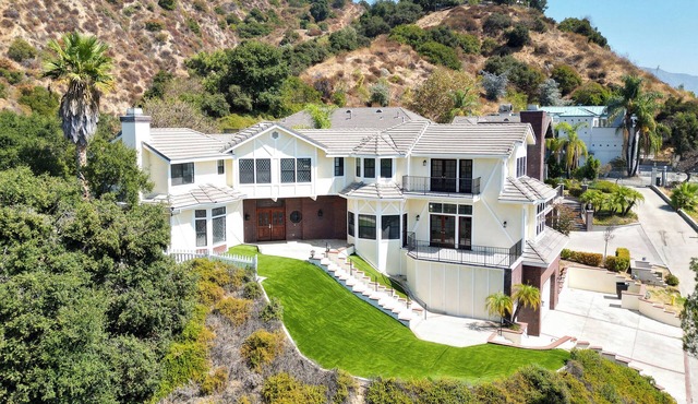Luxe 4-bedroom Sierra Madre Hilltop Escape