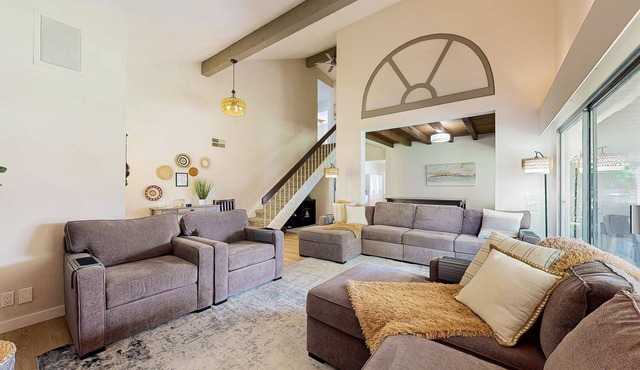 Luxurious home w/private pool, spa, grill & foosball - A/C , free WiFi - dogs ok