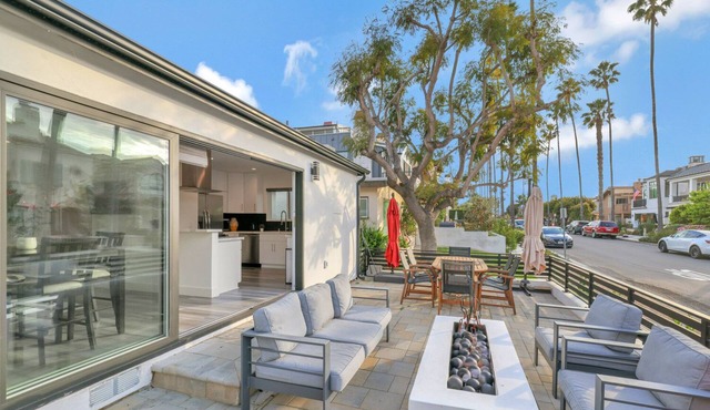 Luxury 2 Bed w/Huge Sun Deck, A/C, fast WiFi, 10 minute walk to Beach