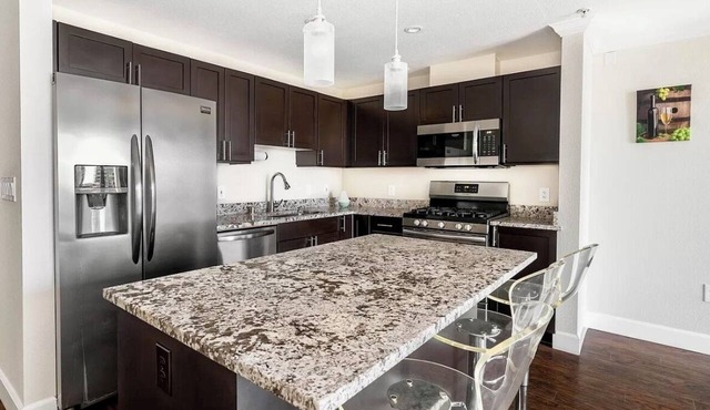 Luxury 2 Bedroom, 2 Bath Condo with San Diego Harbor Views