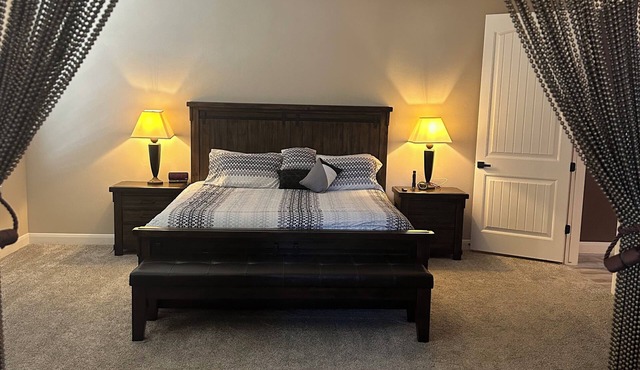 Luxury 2-bedroom home/pool table/Steam room/indoor jacuzzi & hot tub. Views!