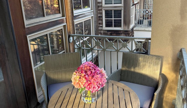 Luxury 2bd/2.5 bath fully furn townhome in best area near NW 23rd & trails.