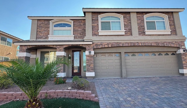 Luxury 6BR Villa · 4000sqft · 11 Beds · Sleeps 16+ · Parking · Near Strip