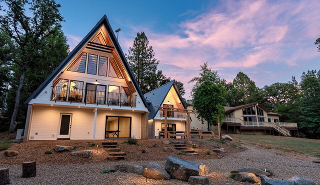 Luxury A-Frame, lakefront, 40mins to Yosemite