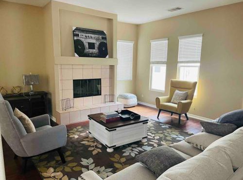 Luxury and unique 3300 sq ft home Quiet neighborhood