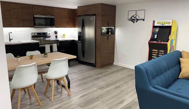 Luxury basement, escape comfort family friendly & pet friendly w arcade pac-man