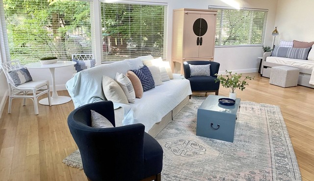 Luxury Guesthouse w/Jacuzzi Tub for Two
