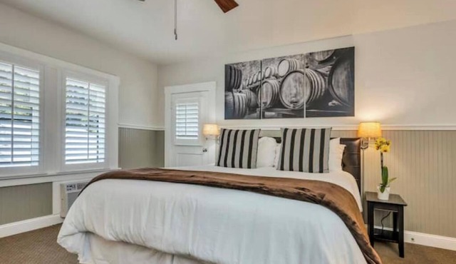 Luxury King Room with Jetted bath, Small Private Deck. Walk to Calistoga Spas