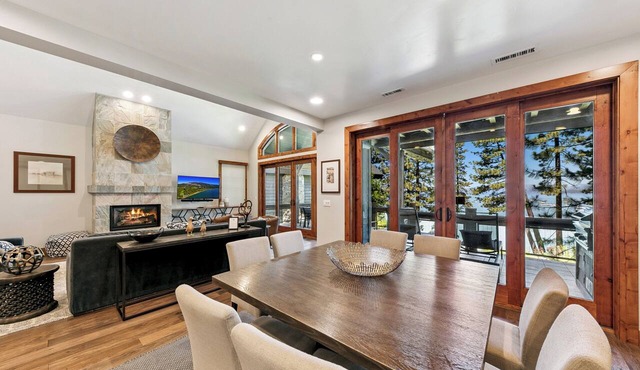 Luxury Lakefront Remodel BBQ, Hot Tub, near Heavenly | PEAK SS6