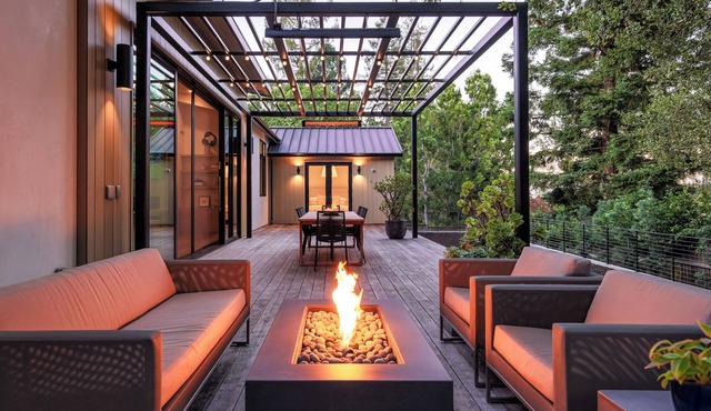 Luxury Menlo Park Home Two Miles from Stanford University