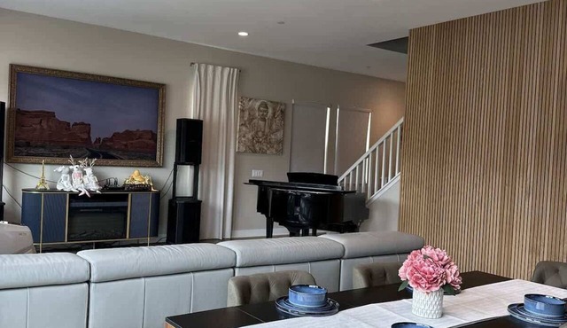 Luxury Modern Retreat — Elegant Living Near Disneyland