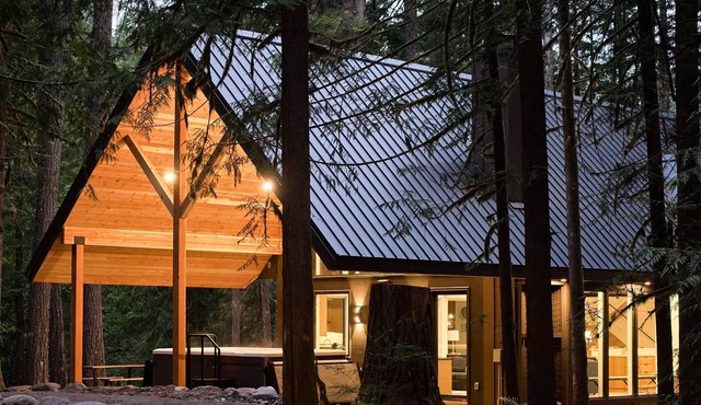 Luxury Mt. Hood Retreat w/Swim Spa, 5BR w/en-suite Bathrooms, Game Loft, Ping Pong, Steps to River
