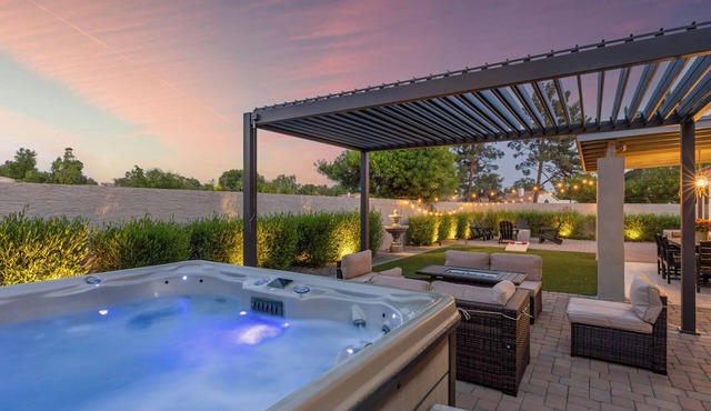 Madrid's Manor - Arizona retreat with private backyard and Hot Tub