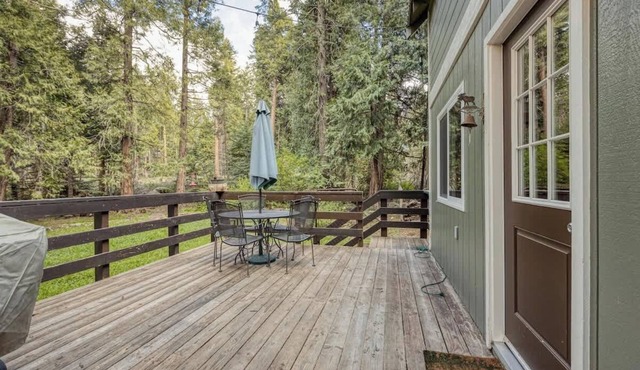 Merry Meadow Cabin with Pond Views & BBQ Grill