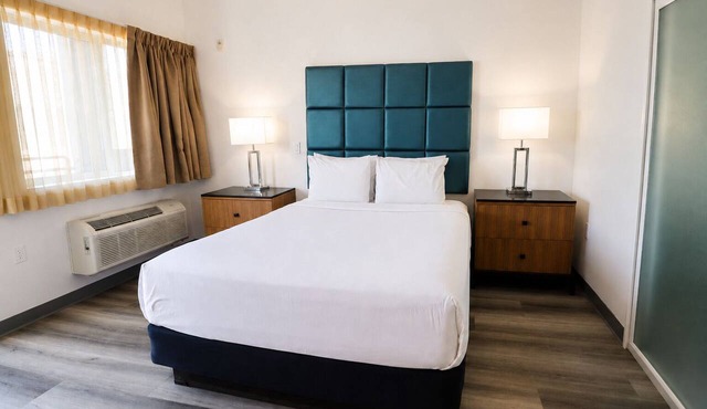Mid-Century Boutique 1 Queen Stay in Little Italy | Pool Access | 1 mi Gaslamp