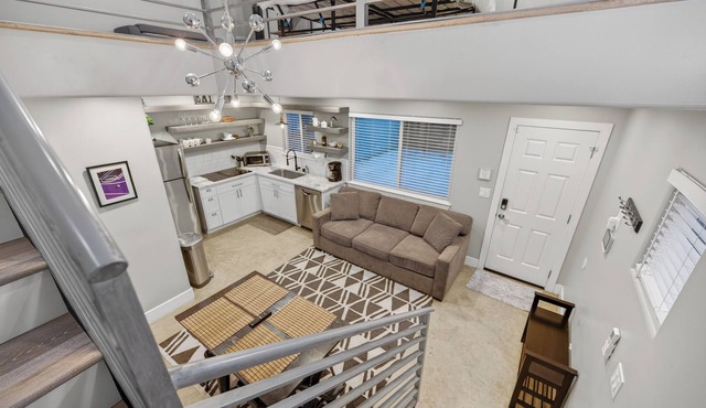 Midtown Charm: Loft & Private Parking—Perfect Spot