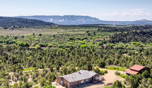 Mineral Spring at Zion. 15 Minutes to Zion's East gate! Beautiful hilltop home.