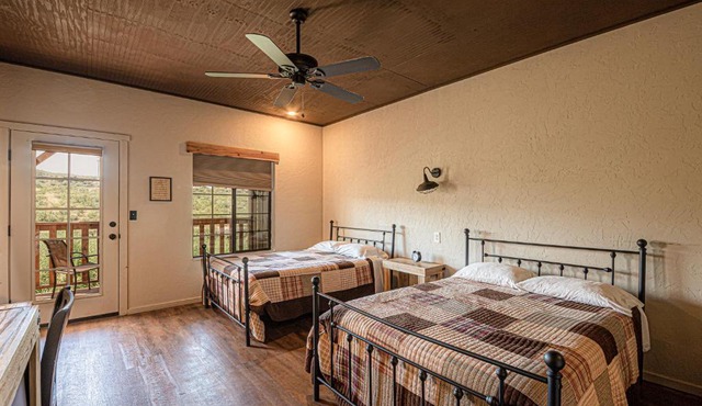 Miners Cabin #3 -Two Double Beds - Private Balcony - Walk to the Action